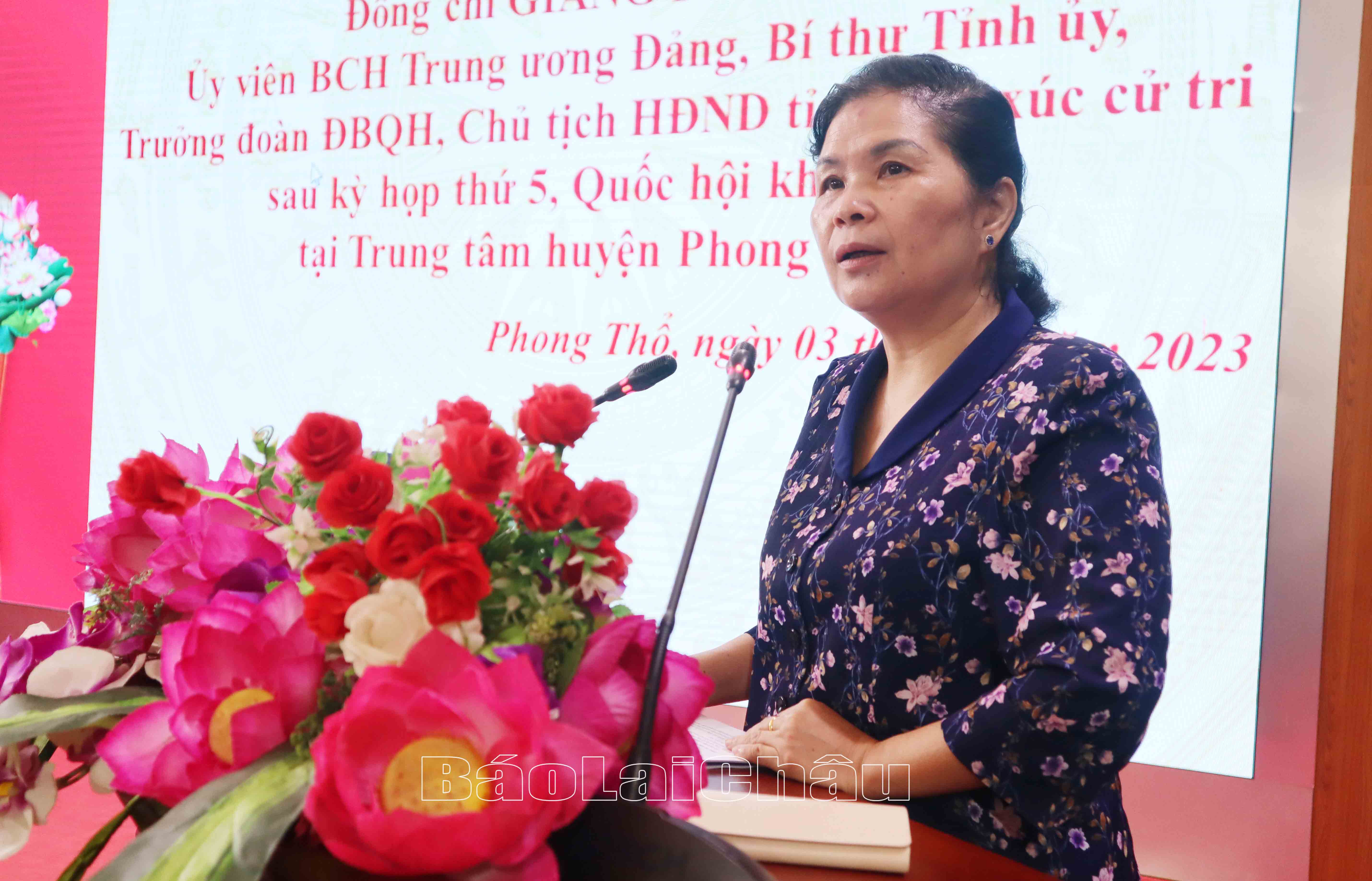 Đồng chí Giàng Páo Mỷ - Ủy viên Ban chấp hành Trung ương Đảng, Bí thư Tỉnh ủy, Chủ tịch HĐND tỉnh, Trưởng Đoàn Đại biểu Quốc Hội tỉnh phát biểu tại buổi TXCT tại Trung tâm Hội nghị Văn hóa huyện Phong Thổ.